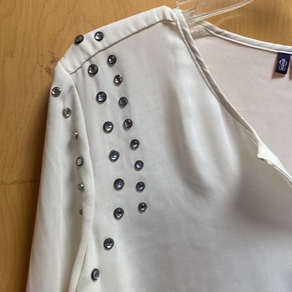 Jennifer Lopez white blouse with beaded shoulders. BNWT. - Picture 2 of 5